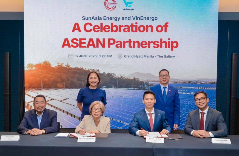 Bà Tetchi Capellan, Giám đốc Điều hành kiêm Chủ tịch SunAsia Energy (thứ 2 từ trái qua) cùng ông Nguyễn Anh Khoa, Tổng Giám đốc VinEnergo (thứ 2 từ phải qua) ký kết thỏa thuận hợp tác giữa hai bên dưới sự chứng kiến của Bà Sharon Garin, Bộ trưởng Năng lượng Philippines và ông Lại Thái Bình, Đại sứ Việt Nam tại Philippines.