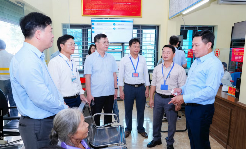Lãnh đạo tỉnh Nghệ An thường xuyên đi kiểm tra, nắm bắt tình hình thực hiện chính quyền địa phương 2 cấp. Ảnh: Thu Hiền
