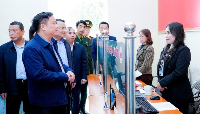 Bí thư Tỉnh uỷ Nguyễn Khắc Thận kiểm tra hoạt động Trung tâm Phục vụ hành chính công xã Tri Lễ. Ảnh: Phạm Bằng