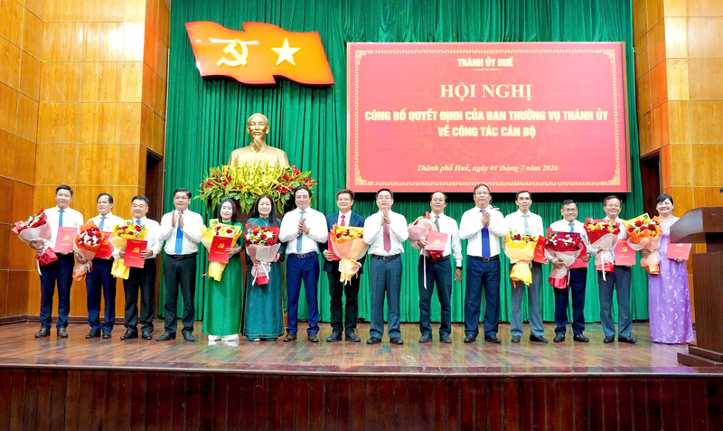 Lãnh đạo Thành uỷ Huế, UBND thành phố Huế chúc mừng các nhân sự mới được bổ nhiệm. Ảnh: H. Minh