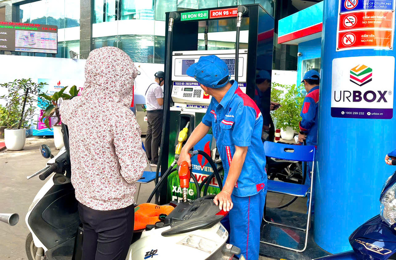 Giá xăng dầu hôm nay 2/7 tiếp tục đi xuống khi thị trường kỳ vọng đàm phán Mỹ - Iran làm dịu gián đoạn nguồn cung.