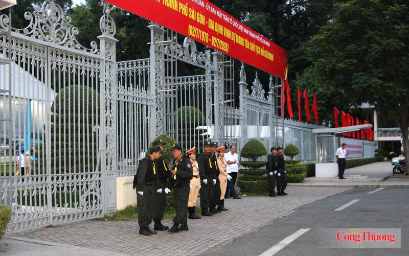 Lực lượng Cảnh sát giao thông và Cảnh sát trật tự được bố trí ở các chốt giao thông quan trọng ngày từ rạng sáng nhằm đảm bảo an ninh cho buổi lễ. Ảnh: Quốc Định
