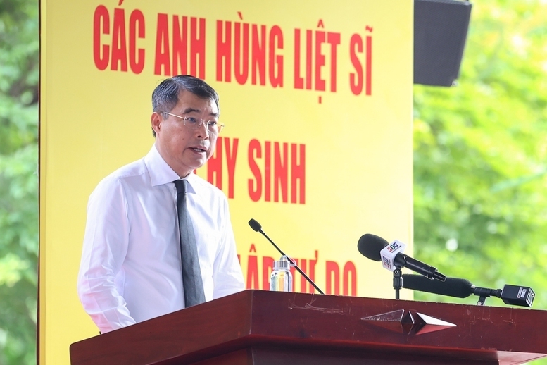 Thủ tướng khẳng định, Đảng, Nhà nước luôn coi trọng công tác đền ơn, đáp nghĩa, chăm lo đời sống vật chất và tinh thần người có công với cách mạng, trong đó công tác tìm kiếm, quy tập và xác định danh tính hài cốt liệt sĩ là nhiệm vụ chính trị quan trọng - Ảnh: VGP/Nhật Bắc