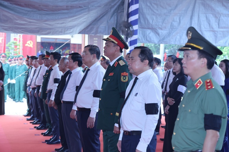 Phó Thủ tướng Thường trực Phạm Gia Túc và các đại biểu tưởng niệm các anh hùng liệt sĩ - Ảnh: VGP/Phương Nguyên