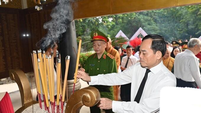 Bí thư Thành uỷ TP. Hồ Chí Minh Trần Lưu Quang dâng hương tưởng niệm. Ảnh: Mạnh Thắng