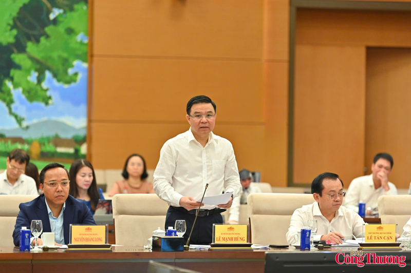 Bộ trưởng Bộ Công Thương Lê Mạnh Hùng trình bày tóm tắt nội dung của dự thảo Luật Dầu khí (sửa đổi).