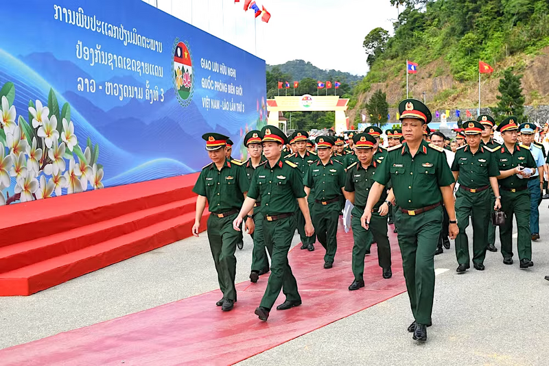 Thượng tướng Nguyễn Trường Thắng, Ủy viên Trung ương Đảng, Ủy viên Thường vụ Quân ủy Trung ương, Thứ trưởng Quốc phòng và đoàn công tác tổng duyệt hoạt động giao lưu tại Cửa khẩu Thanh Thủy trước giờ G. Ảnh BTC