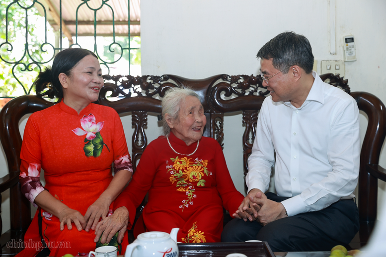 Thủ tướng Lê Minh Hưng thăm hỏi, tặng quà hộ gia đình bà Trần Thị Vinh - Ảnh: VGP/Nhật Bắc