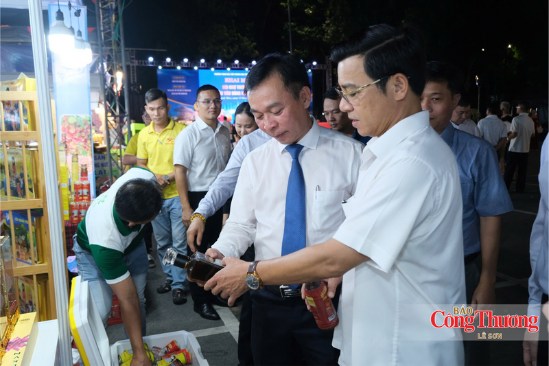 Ông Trương Văn Tiến và ông Trần Quốc Sanh (bìa phải), Phó Giám đốc Sở Công Thương tỉnh Khánh Hòa tìm hiểu các sản phẩm công nghiệp nông thôn tiêu biểu trong chương trình Hội chợ thương mại và kích cầu tiêu dùng tỉnh Khánh Hòa năm 2025.