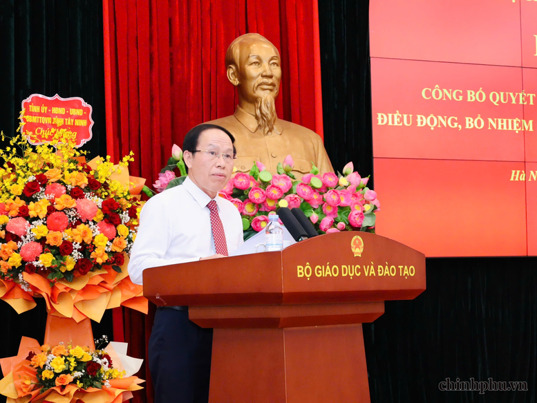 Phó Thủ tướng Lê Tiến Châu phát biểu tại Hội nghị, chúc mừng đồng chí Đoàn Trung Kiên và đồng chí Phạm Quang Hưng đã được Thủ tướng Chính phủ quyết định bổ nhiệm giữ chức vụ mới - Ảnh: VGP/Thu Sa