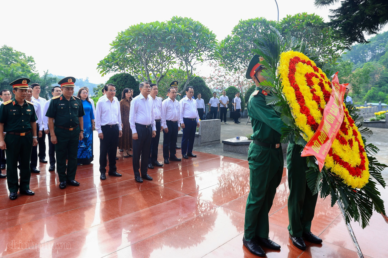 Thủ tướng Chính phủ và các đại biểu tới dâng hương, dâng hoa tại Nghĩa trang Liệt sĩ Trung tâm tỉnh Lào Cai - Ảnh: VGP/Nhật Bắc