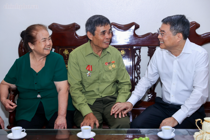 Thủ tướng Lê Minh Hưng thăm hỏi, tặng quà thương binh Vy Văn Nước - Ảnh: VGP/Nhật Bắc