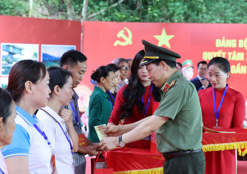 Thượng tướng Lê Văn Tuyến, Thứ trưởng Bộ Công an tặng quà các gia đình khó khăn tại xã Yên Bài. Ảnh: VGP/Phương Nguyên