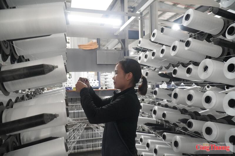 Nguồn cung điện và xăng dầu được đảm bảo giúp doanh nghiệp sản xuất, kinh doanh ổn định, trong đó có Công ty CP Bao bì Sông La Xanh, Cụm công nghiệp Đức Thọ, tỉnh Hà Tĩnh. Ảnh: Thu Hường