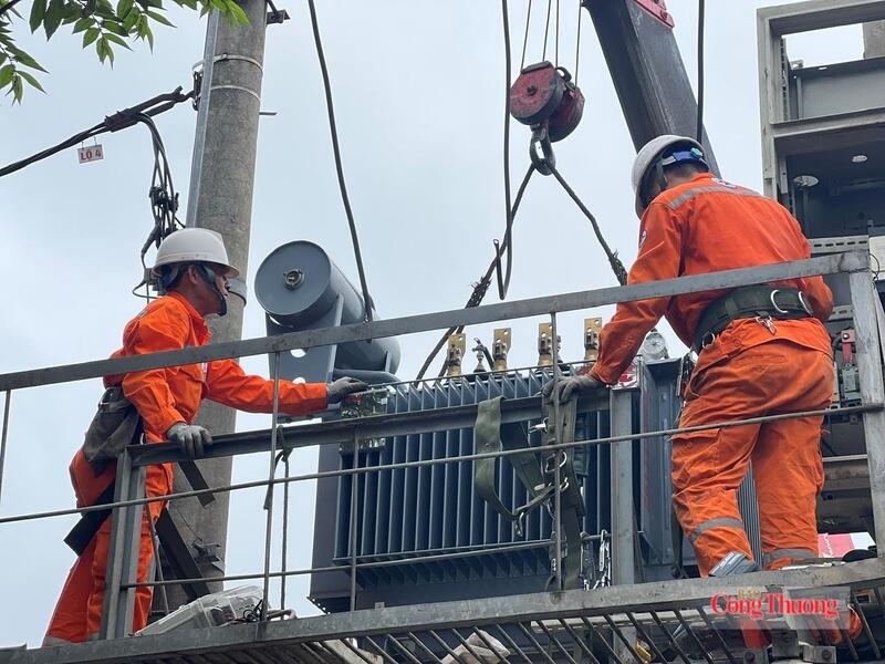 Các công ty điện lực chủ động kiểm tra, bảo dưỡng, xử lý các khiếm khuyết trước mùa khô, mùa nắng nóng, ứng trực 24/7 nhằm đảm bảo cấp điện an toàn, ổn định cho sản xuất và đời sống người dân. Ảnh: Khánh Toàn