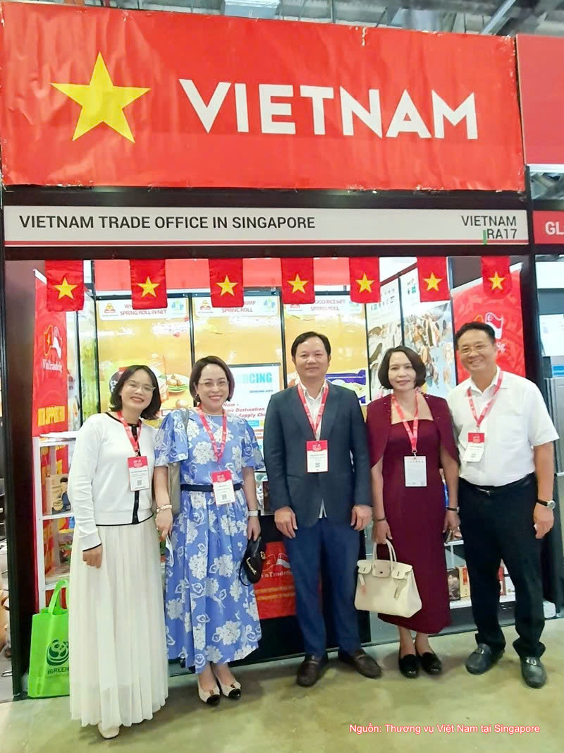 Ông Cao Xuân Thắng, Tham tán Thương mại Việt Nam tại Singapore (thứ ba từ trái sang).
