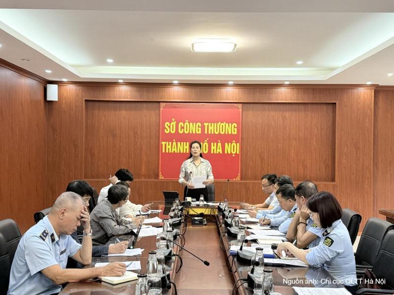 Các đơn vị thành viên Ban chỉ đạo 389 Thành phố Hà Nội thống nhất giải pháp nâng cao hiệu quả đấu tranh chống buôn lậu, hàng giả tại một cuộc họp trên địa bàn Thủ đô.