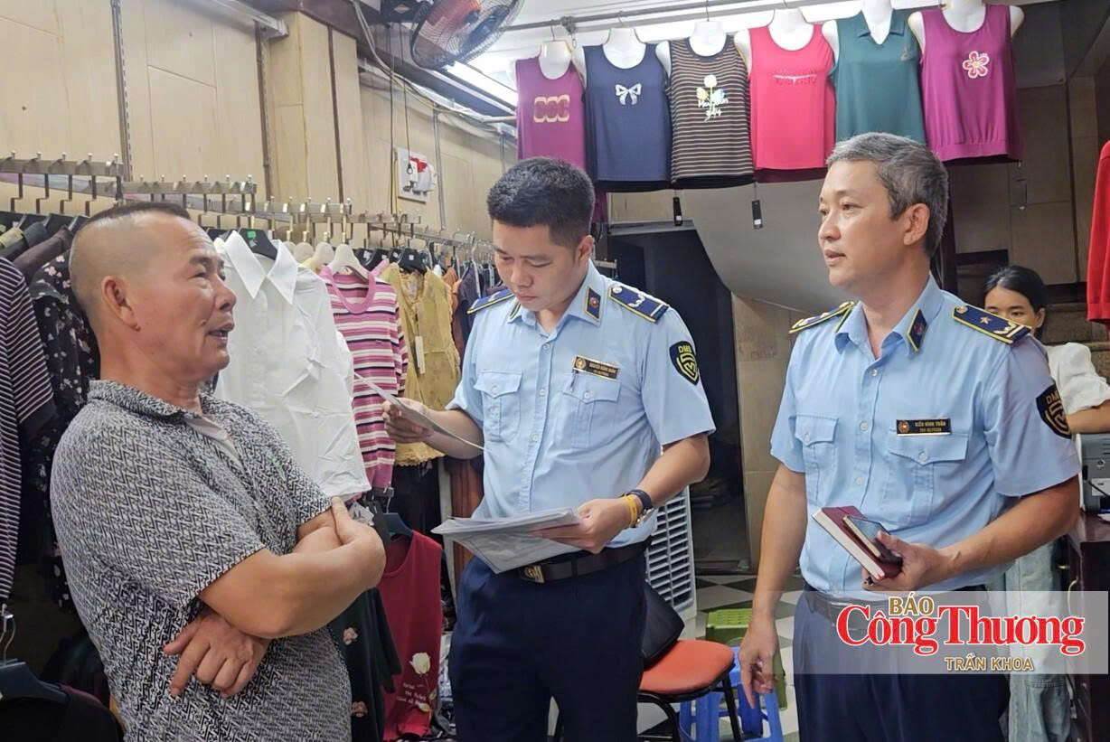Lực lượng Quản lý thị trường Hà Nội tuyên truyền, phổ biến pháp luật nhằm nâng cao ý thức chấp hành của các hộ kinh doanh.