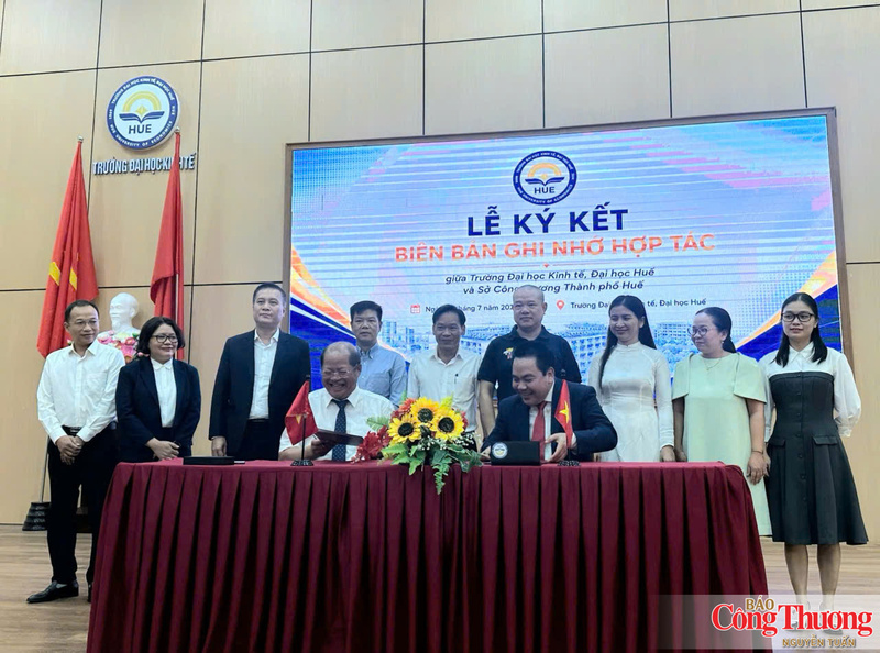 Lãnh đạo Sở Công Thương, Trường Đại học Kinh tế (Đại học Huế) Huế ký biên bản ghi nhớ hợp tác lĩnh vực chuyển đổi số, thương mại điện tử
