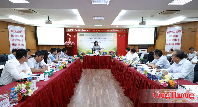 Quang cảnh buổi làm việc.