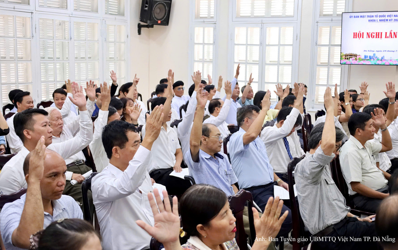 Các đại biểu hiệp thương cử ông Nguyễn Đình Vĩnh, Phó Bí thư Thành ủy Đà Nẵng giữ chức Chủ tịch Ủy ban Mặt trận Tổ quốc Việt Nam TP. Đà Nẵng.