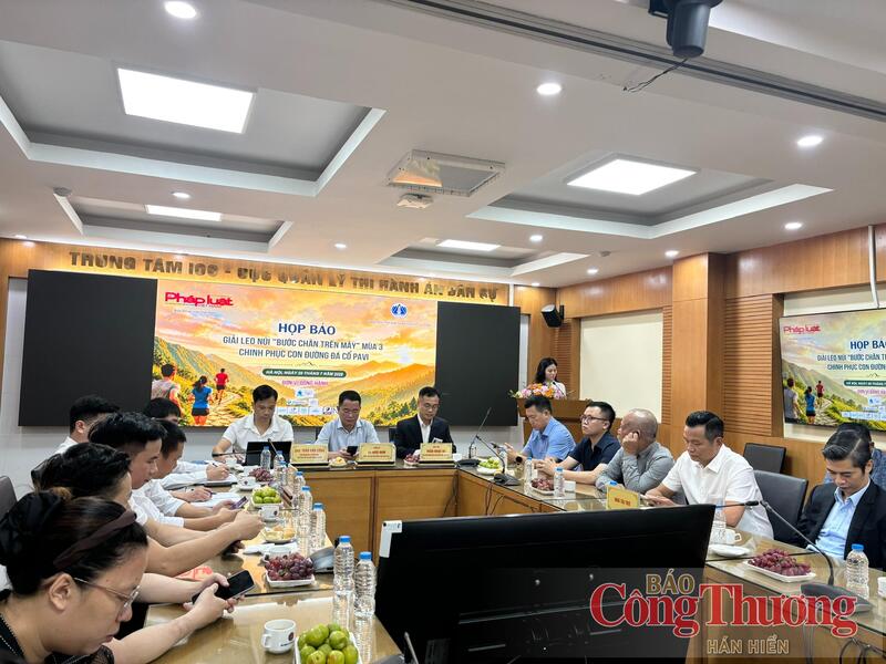 Quang cảnh buổi họp báo.