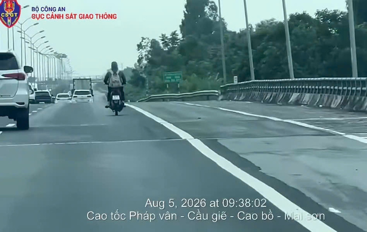 Hình ảnh xe mô tô đi vào đường cao tốc Pháp Vân - Cầu Giẽ - Cao Bồ - Mai Sơn - Quốc lộ 45 - Nghi Sơn được camera hành trình của một ô tô trên đường ghi nhận. Ảnh: Cục Cảnh sát giao thông