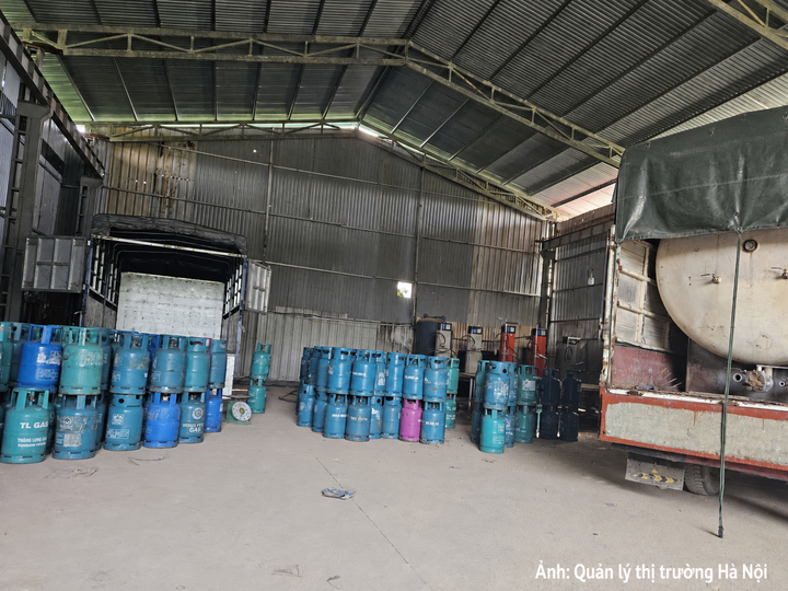 Lực lượng chức năng kiểm tra phát hiện nhiều bình LPG có dấu hiệu là hàng giả.