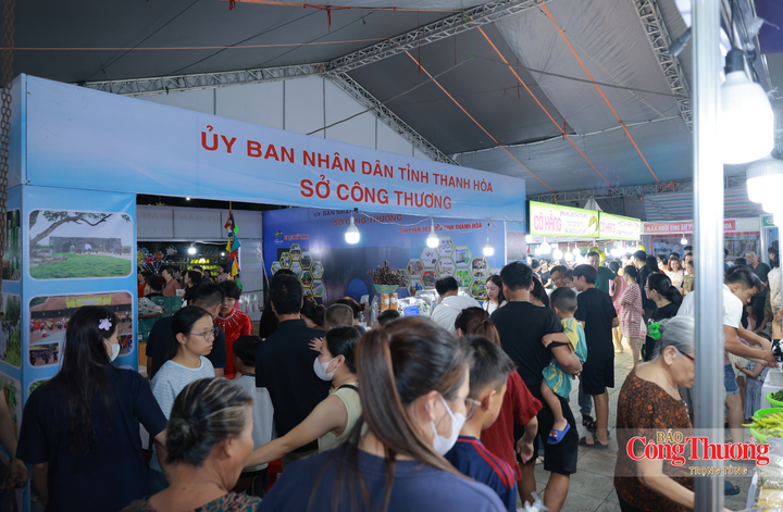 Sau lễ khai mạc, gần 300 gian hàng đồng loạt chào đón du khách mua sắm, trải nghiệm.