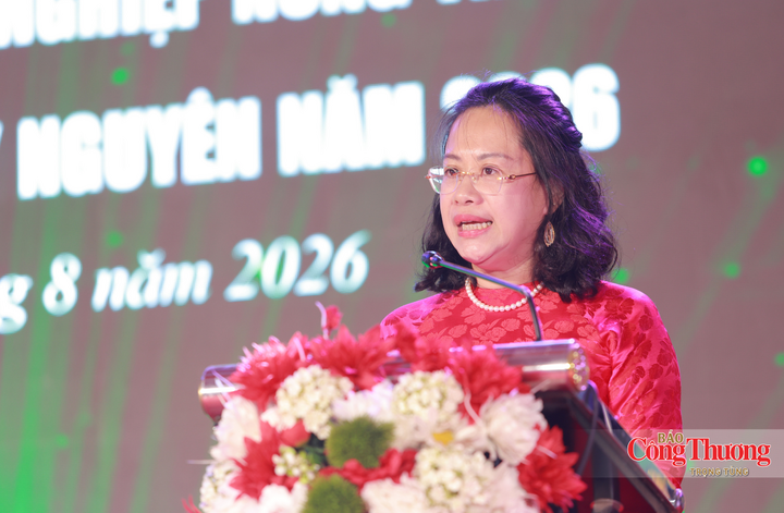 Phát biểu khai mạc hội chợ, bà Đỗ Thị Minh Trâm, Phó Cục trưởng Cục Đổi mới sáng tạo, Chuyển đổi xanh và Khuyến công, Bộ Công Thương cho biết, Hội chợ triển lãm sản phẩm CNNT tiêu biểu khu vực miền Trung – Tây Nguyên năm 2026 là một trong những sự kiện quan trọng của Chương trình khuyến công quốc gia năm 2026, quy tụ nhiều sản phẩm CNNT tiêu biểu, qua đó phản ánh sự đa dạng, tiềm năng và những chuyển biến tích cực của công nghiệp - tiểu thủ công nghiệp các địa phương.