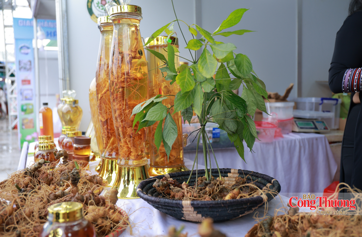 Những sản phẩm tại gian hàng có giá từ 200 nghìn đồng đến 20 triệu đồng.