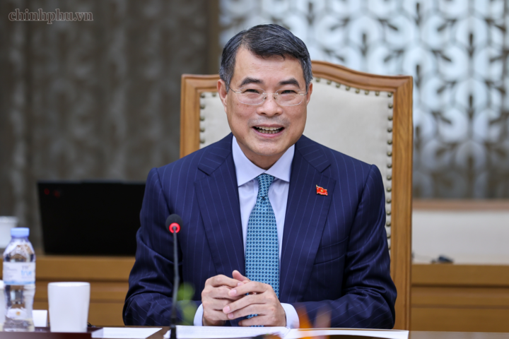 Thủ tướng Chính phủ Lê Minh Hưng chúc mừng Đại sứ Olivier Brochet đã hoàn thành xuất sắc nhiệm kỳ công tác tại Việt Nam - Ảnh: chinhphu.vn/Nhật Bắc