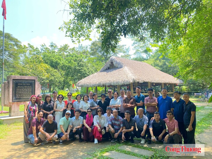 Du khách chụp ảnh lưu niệm tại đình Tân Trào.