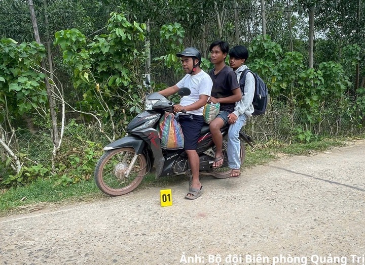Đối tượng Hồ Văn Nghèo bị lực lượng chức năng bắt giữ khi đang vận chuyển 2 người Lào nhập cảnh trái phép.