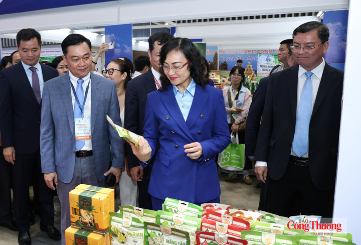 Thứ trưởng Bộ Công Thương Phan Thị Thắng tham quan gian hàng trưng bày, giới thiệu sản phẩm doanh nghiệp tại sự kiện “Kết nối chuỗi cung ứng hàng hóa quốc tế 2026” (Viet Nam International Sourcing 2026) vừa diễn ra tại TP. Hồ Chí Minh.