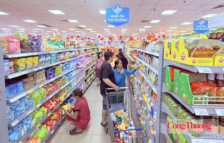 Tổng mức bán lẻ hàng hóa và doanh thu dịch vụ tiêu dùng của TP. Hồ Chí Minh trong 8 tháng đầu năm 2026 tăng 13,7%, tạo thêm động lực cho sản xuất và thương mại.