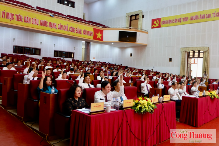 Các đại biểu biểu quyết thông qua 9 nghị quyết tại Kỳ họp thứ Sáu HĐND tỉnh.