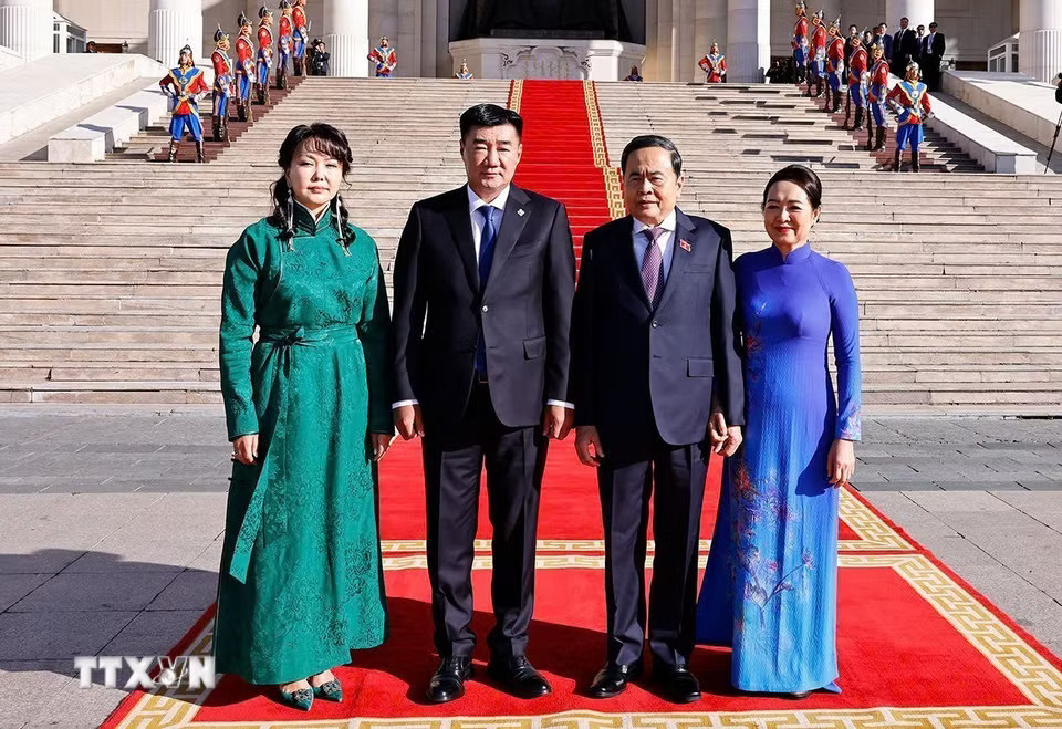 Chủ tịch Quốc hội Mông Cổ Sandag Byambatsogt và Phu nhân đón Chủ tịch Quốc hội Trần Thanh Mẫn và Phu nhân thăm chính thức Mông Cổ. Ảnh: Doãn Tấn/TTXVN.