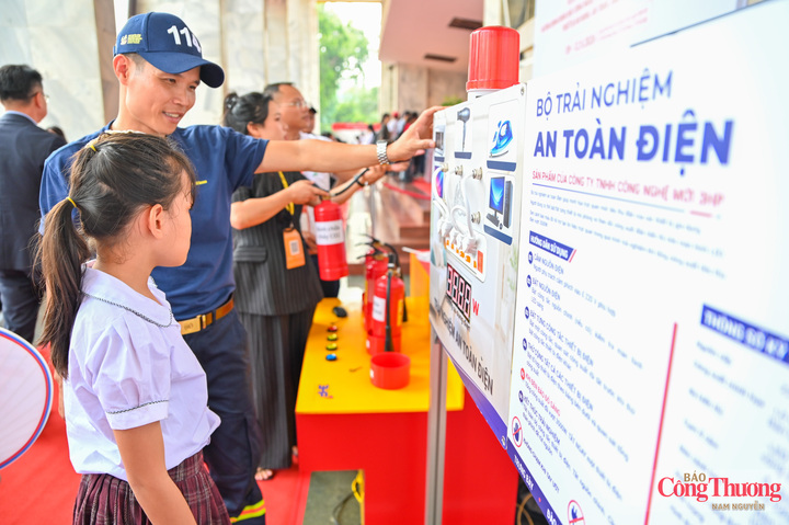 Trung tá Lưu Văn Khánh, Phó Đội trưởng Đội Chữa cháy và CNCH khu vực số 8, Phòng Cảnh sát PCCC và CNCH Hà Nội đang hướng dẫn các bạn học sinh về an toàn điện trong gia đình.