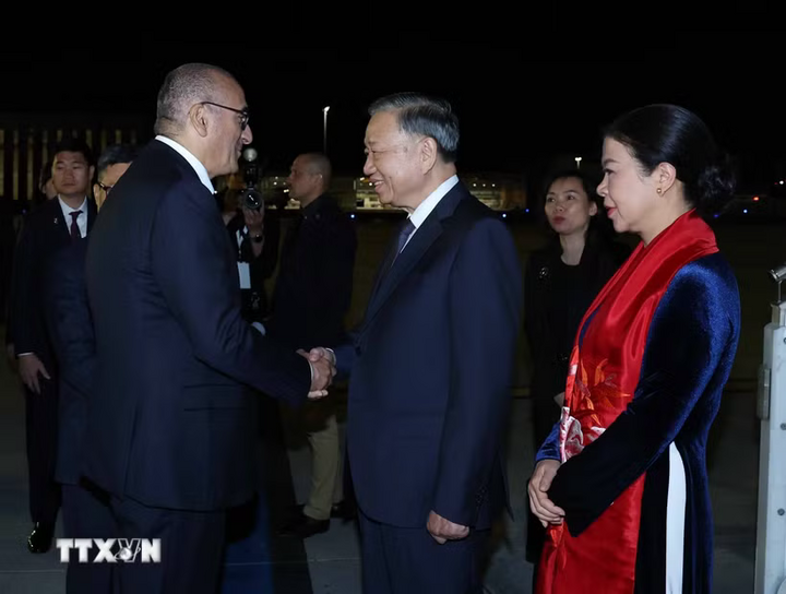 Đại biểu Pháp đón Tổng Bí thư, Chủ tịch nước Tô Lâm và Phu nhân tại sân bay Orly, Paris. Ảnh: Thống Nhất/TTXVN