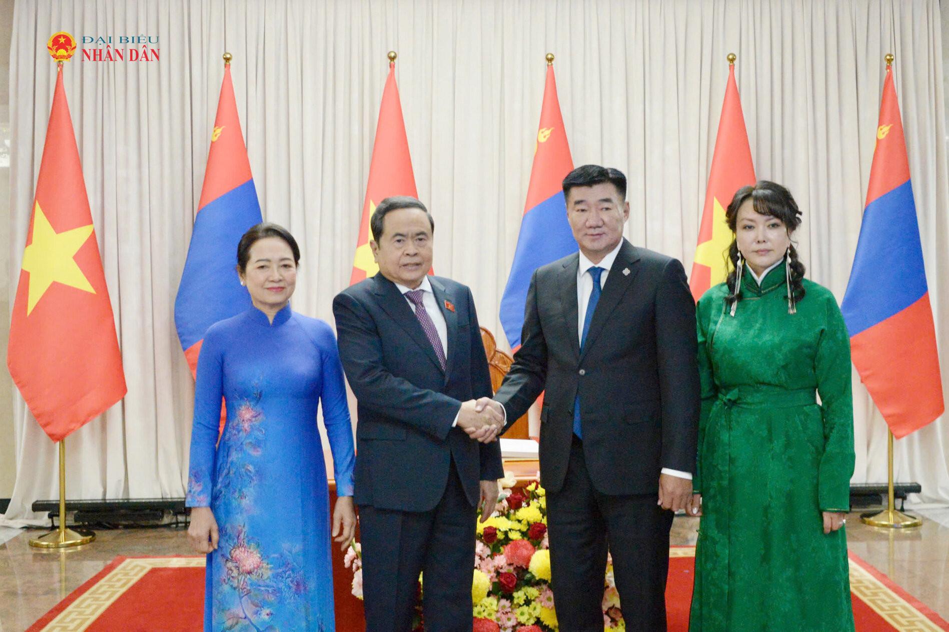 Chủ tịch Quốc hội Mông Cổ Sandag Byambatsogt và Phu nhân chủ trì lễ đón trọng thể Chủ tịch Quốc hội Trần Thanh Mẫn và Phu nhân. Ảnh: L. Hiển.