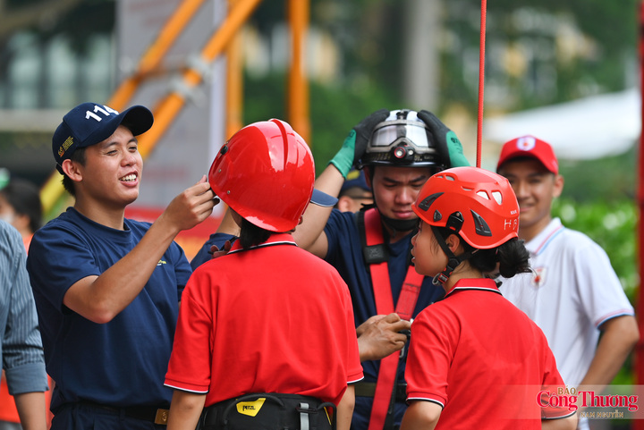 Với các em học sinh, có lẽ điều đọng lại sau buổi tham quan không chỉ là hình ảnh những chiếc xe chữa cháy, những thiết bị hiện đại hay những bộ trang phục chuyên dụng.