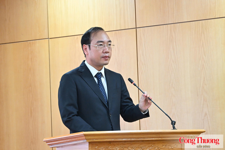 Vụ trưởng Vụ Tổ chức cán bộ Trần Quang Huy công bố các Quyết định về việc điều động, bổ nhiệm công chức lãnh đạo của Bộ Công Thương. Ảnh: Cấn Dũng