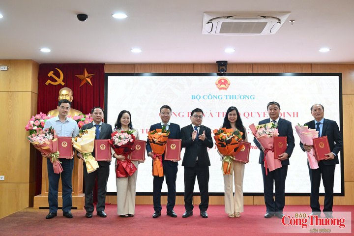 Thứ trưởng Trương Thanh Hoài trao các Quyết định về việc điều động, bổ nhiệm công chức lãnh đạo của Bộ Công Thương. Ảnh: Cấn Dũng