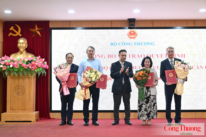 Thứ trưởng Bộ Công Thương Nguyễn Việt Sơn trao quyết định điều động, bổ nhiệm công chức giữ chức vụ lãnh đạo tại các đơn vị. Ảnh: Cấn Dũng