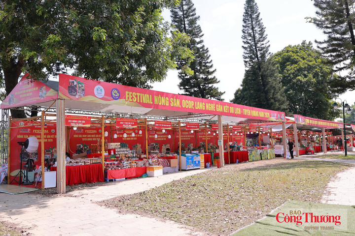 Các gian hàng tại Festival Nông sản, OCOP, làng nghề gắn kết du lịch Tuyên Quang năm 2026