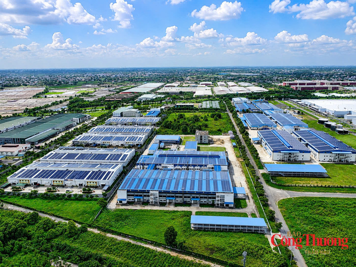 Điện mặt trời mái nhà xưởng là một trong những giải pháp giúp doanh nghiệp giảm chi phí điện và giảm phát thải.