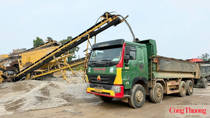 Sở Công Thương cũng yêu cầu các chủ mỏ khẩn trương hoàn thiện hồ sơ theo quy định, bảo đảm sản lượng khai thác đúng tiến độ cam kết, ưu tiên cung ứng đầy đủ vật liệu cho các công trình đầu tư công và dự án trọng điểm theo điều phối của tỉnh