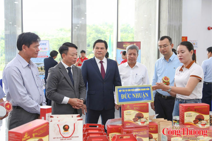 Những đặc sản địa phương được giới thiệu đến các đại biểu