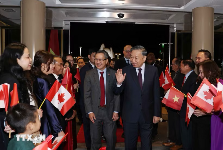 Cán bộ, nhân viên Đại sứ quán và đại diện cộng đồng người Việt Nam tại Canada đón Tổng Bí thư, Chủ tịch nước Tô Lâm. Ảnh: Thống Nhất/TTXVN